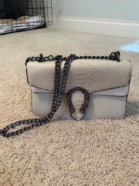 Cream Textured Crossbody Bag with Gunmetal Chain